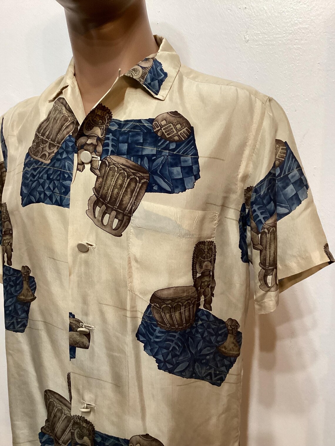 HS145 1950's vintage silk tiki print Hawaiian shirt by Polynesian Casuals for McInerny Honolulu. Size large, photo 4 sur 5