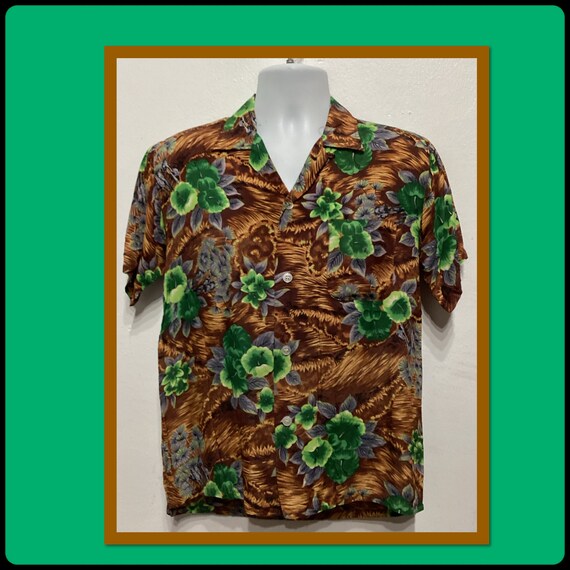 Vintage 1950s/60s Rayon Hawaiian Shirt by Surf & Sun . Size Small 