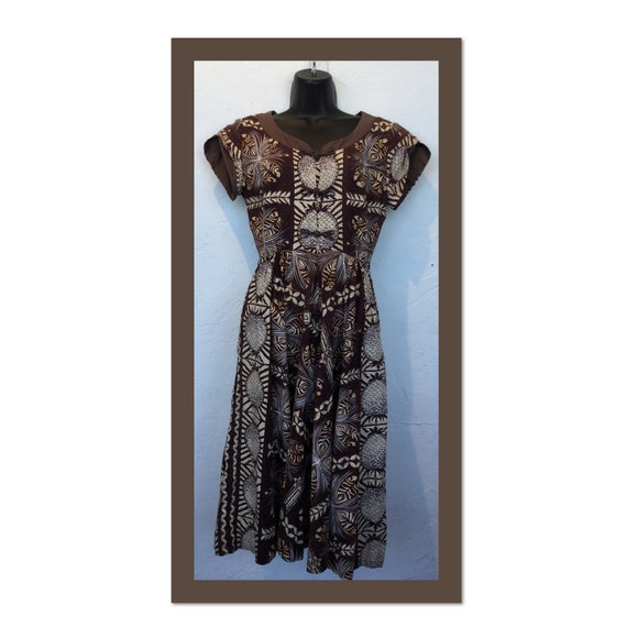 Vintage 1950s cotton Hawaiian dress. 26" waist