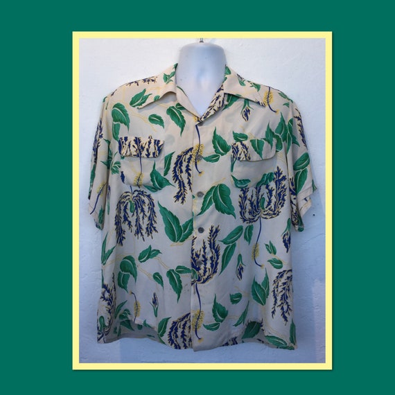 Vintage 1950s rayon Hawaiian shirt. Size Large