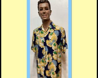 Vintage 1940's rayon short sleeve Hawaiian shirt by Kona Bay. Size medium