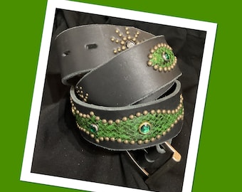 T026 1940年代風のブラックレザー、ゴールドトーンのスタッズ付き