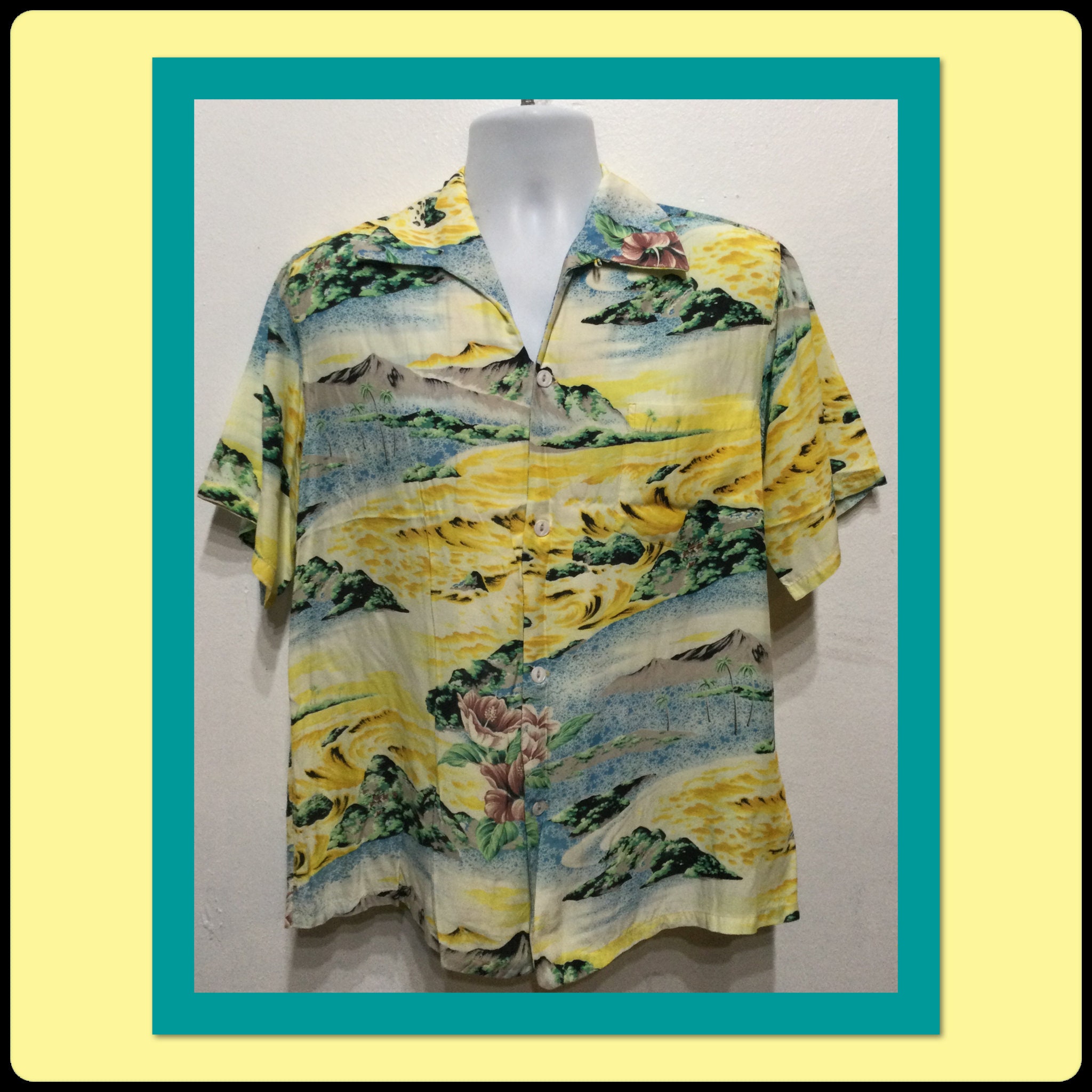 Vintage 1940s/50s Rayon Hawaiian Shirt by Surfrider. Size Vintage 1940s/50s Rayon Hawaiian Shirt by Surfrider. Size
