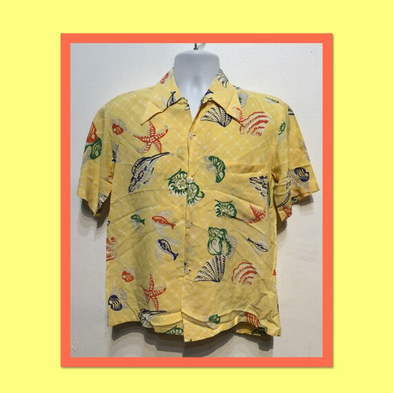 Vintage 1940s rayon fish print Hawaiian shirt. Siz