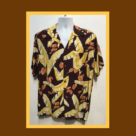 Vintage 1950s rayon Hawaiian shirt. Size Large