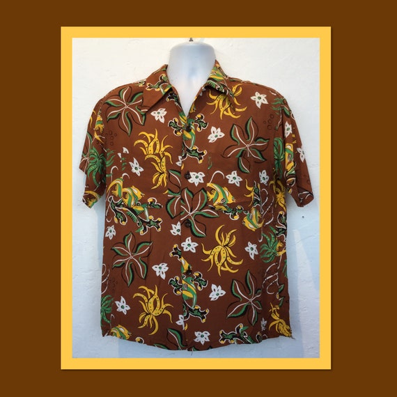 Vintage 1940s rayon Hawaiian shirt. Size medium