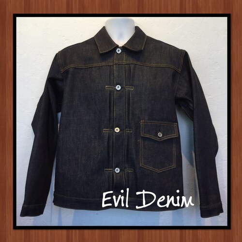 Veste indigo à boucle dans le dos, reproduction vintage des années 1930 Evil Denim. Actuellement disponible dans les tailles 40, 42, 44, 46, 48 et 50.