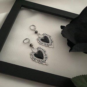 Gothic Heart Dangle Earrings - Vintage Black Heart Earrings, Dark Victorian Style Jewelry, Elegant Gothic Accessory, Unique Gift for Her