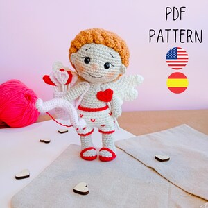Puede incluir: Patrón de amigurumi de crochet para un pequeño cupido lindo con acentos rojos y blancos. El patrón está disponible en inglés y español. Patrón PDF.