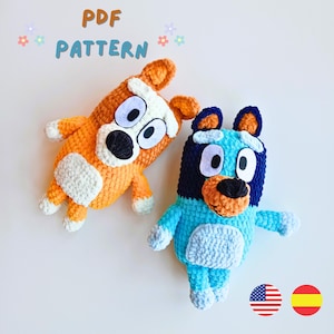 Puede incluir: Dos juguetes de peluche de perro hechos a crochet. Uno es naranja y blanco con ojos y nariz negros. El otro es azul, negro y blanco con ojos y nariz marrones. Los juguetes están sobre un fondo blanco con el texto "PDF PATTERN" encima.
