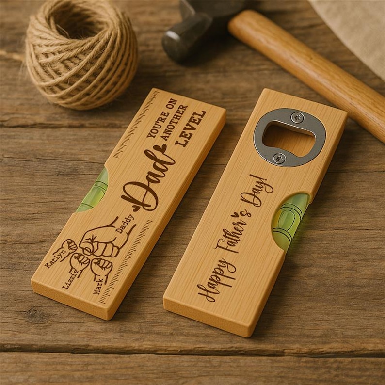 Pu&ograve; includere: Due apribottiglie in legno a forma di livella. Uno dice "Pap&agrave;" con "Sei a un altro livello" e nomi. L'altro dice "Buona festa del pap&agrave;!" e ha un apribottiglie. Entrambi hanno una livella a bolla.