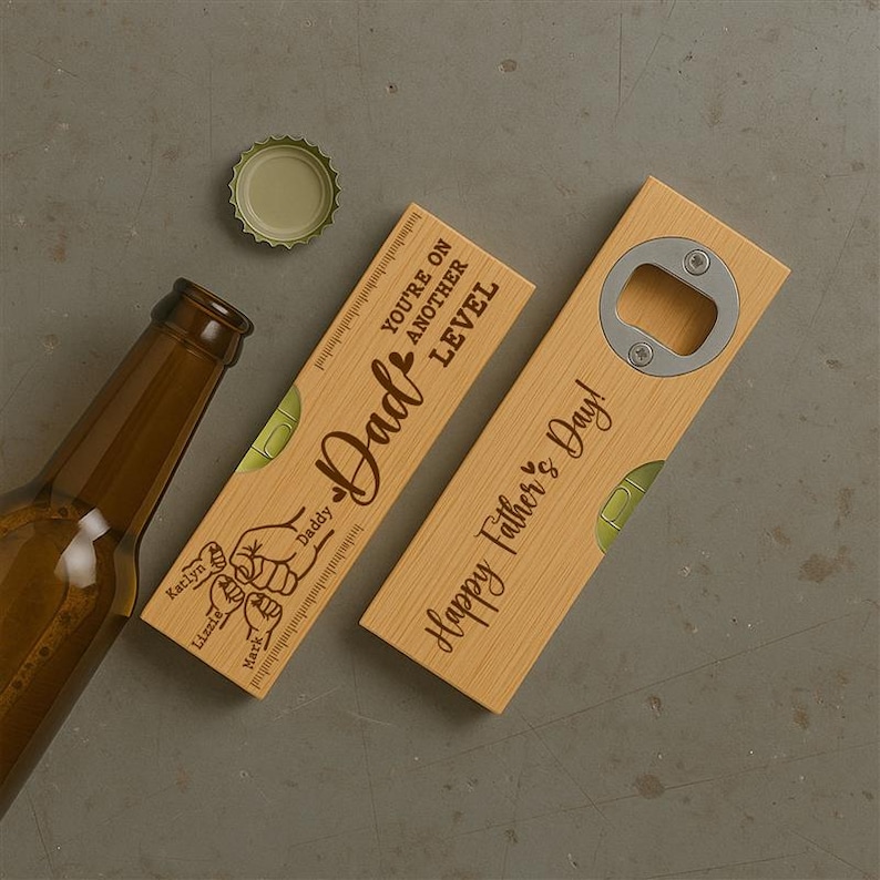 Pu&ograve; includere: Apribottiglie in legno con apribottiglie in metallo e la scritta "Happy Father's Day!" e "Dad, You're on Another Level". Include una bolla di livello e una bottiglia di birra marrone.