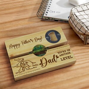 Pu&ograve; includere: Un apribottiglie in legno con la scritta "Happy Father's Day!" e "Dad" incisa. Include una livella e un apribottiglie. I nomi "Katlyn", "Lizzie" e "Mark" sono anch'essi incisi.