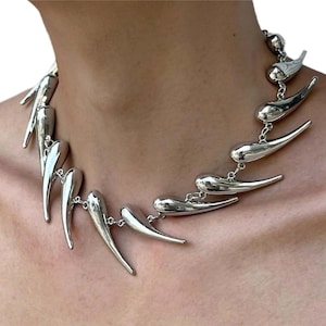Gargantilla unisex de aleación con pinchos estilo punk. Collar llamativo y vanguardista para hombres y mujeres.
