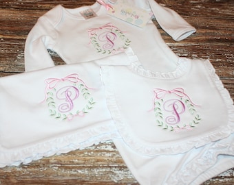Chiffon à volants monogramme, bavoir à volants monogramme, robe monogramme, chiffon à rats pour fille, bavoir fille, cadeau pour bébé fille