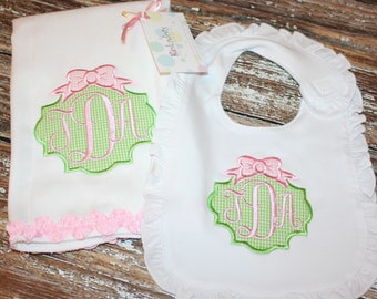 Babero personalizado, babero con apliques de inicial, babero con monograma, babero para niña