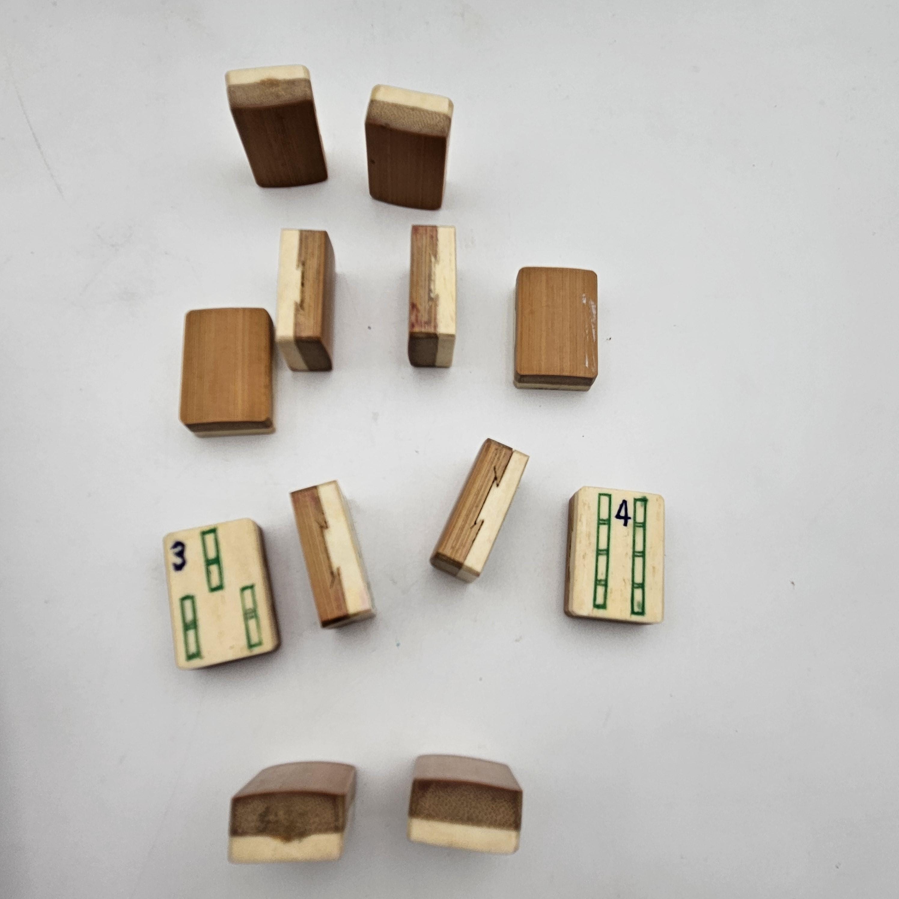 珍しい手作り？1920 年代のアンティーク麻雀セット。革張りの木箱、骨