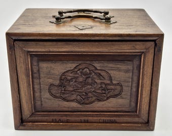 Juego de Mah Jong de madera con pájaros tallados antiguos de la década de 1920. Caja de madera, 143 fichas de hueso y bambú, contadores de longitud graduada y dados.