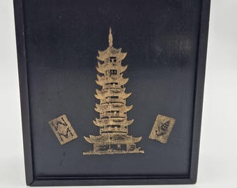 Juego de Mahjong antiguo de madera negra con caja pictórica de pagoda de la década de 1920, INCOMPLETO. Fichas de hueso y bambú, con contadores de longitud graduada.