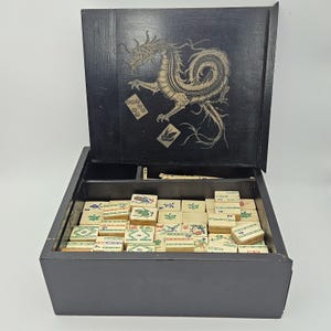 希少な金属製箱入り 1923 年製 麻雀セット 竹製牌 (一部破損あり)、風