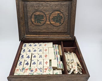 Juego de Mah Jong de madera antiguo con cola de milano de la década de 1920. Caja de madera completa con fichas de hueso y bambú, contadores de longitud graduada, caja de viento y dados.