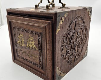 Juego de Mah Jong de madera con dragón tallado antiguo de la década de 1920, caja de madera completa con fichas de hueso y bambú, contadores de longitud graduada y dados.
