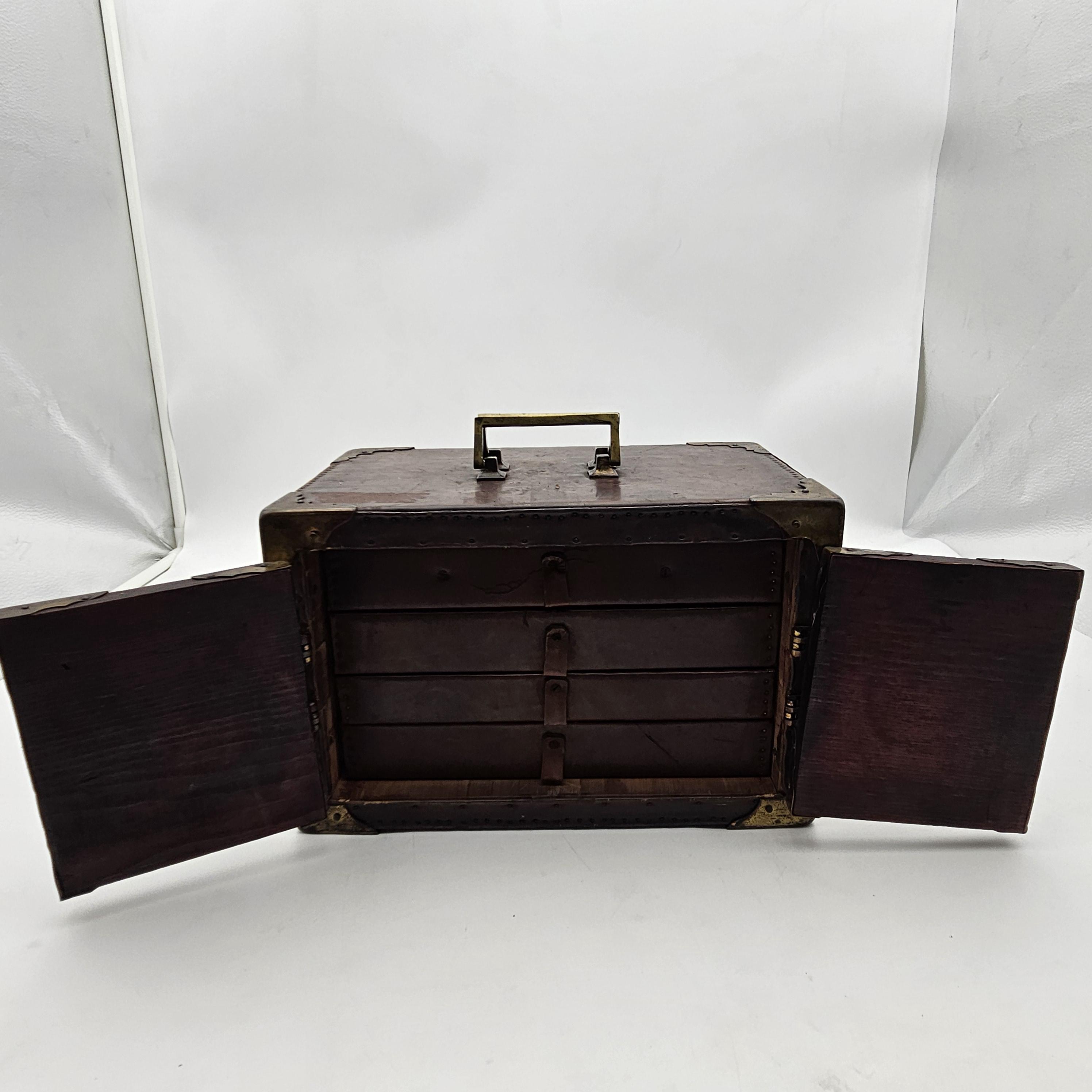 珍しい手作り？1920 年代のアンティーク麻雀セット。革張りの木箱、骨