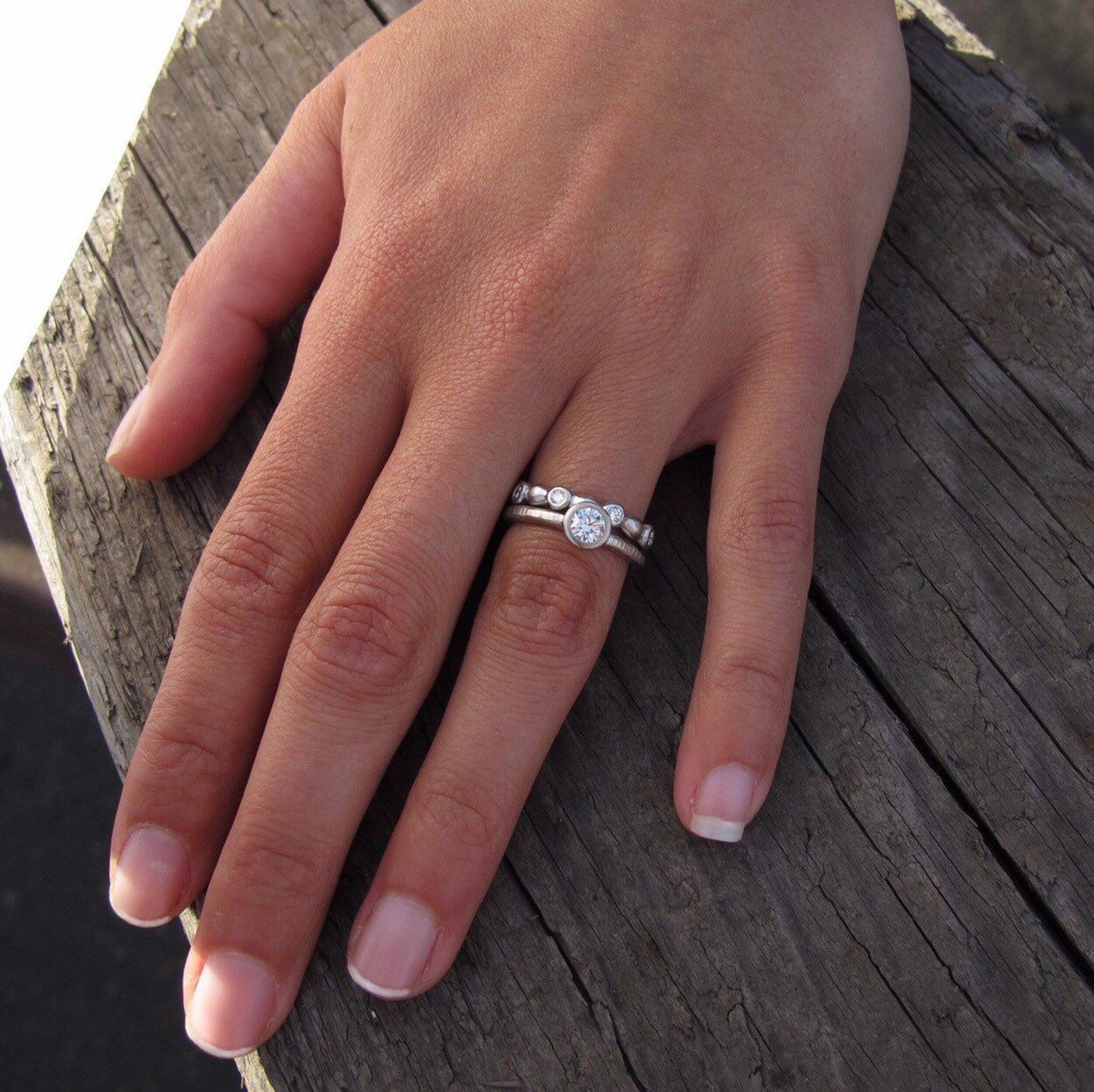 Кольцо на правом безымянном пальце у девушки. Обручальное и помолвочное кольцо. Помолвочное кольцо на пальце. Кольцо на безымянном пальце. Кольца на безымян пальце.