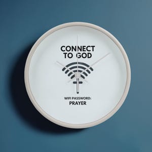 Puede incluir: Un reloj de pared redondo con esfera blanca y marco gris claro. La esfera muestra el texto "CONNECT TO GOD" sobre un símbolo WiFi con una cruz y el texto "WIFI PASSWORD: PRAYER" debajo.