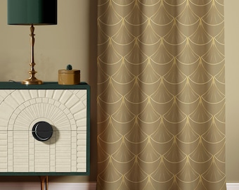 Puede incluir: Una escena de habitación con una lámpara verde oscuro sobre una base dorada, una caja de madera y un mueble verde y crema. Una cortina beige con un patrón dorado en forma de abanico cuelga en el fondo. La cortina mide unos 200 cm de alto.