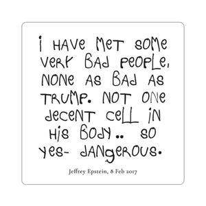 Puede incluir: Una pegatina cuadrada blanca con texto manuscrito en negro. El texto dice: "HE CONOCIDO A ALGUNAS PERSONAS MUY MALAS, NINGUNA TAN MALA COMO TRUMP. NI UNA CÉLULA DECENTE EN SU CUERPO.. ASÍ QUE SÍ - PELIGROSO." Está firmado "Jeffrey Epstein, 8 de febrero de 2017".
