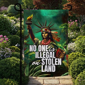 Könnte beinhalten: Eine weiße Keramik-Tasse mit schwarzem Henkel und dem Text "But First, Coffee" in schwarzer, fetter Schrift. Die Tasse steht auf einer Holzoberfläche. Die Tasse ist etwa 10 cm hoch.