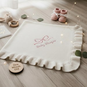Personalisierte Baby-Namensdecke mit Schleife, gestickte Rüschen-Baumwolldecke, weiche Neugeborenendecke, Babypartygeschenk, erstes Geburtstagsgeschenk