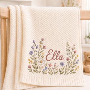 Personalisierte Babydecke, Name bestickt, Wildblumen-Blumenmuster, weiches Strick-Kinderzimmer-Andenken, Baby-Dusche-Geschenk