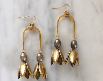 Twinflower earrings with Freshwater Pearls / Gold and Gray version