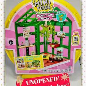 Puede incluir: Un set Mini Verse Make It Mini Spaces Greenhouse sin abrir. La caja muestra un invernadero verde con plantas y accesorios en miniatura. El set incluye arena con un peso neto total de 19 g. El texto dice "Make It Mini Spaces".