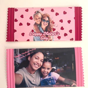 Op de afbeelding: Roze en rode chocoladeverpakking met een foto van twee mensen die lachen. De verpakking heeft een hartjespatroon en de tekst "Happy Mother's Day".