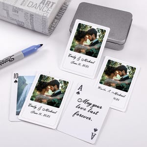 Cartes à jouer personnalisées recto et verso, Cadeaux uniques pour fête de famille, Alternatives au livre de connexion pour les invités, Complément parfait pour un mariage