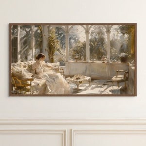 Puede incluir: Una mujer con un vestido blanco se sienta en un sofá en una habitación soleada. La habitación tiene grandes ventanas y un tablero de ajedrez en una mesa en el centro.