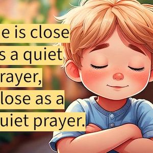 以下が含まれることがあります： 金髪の青い目の若い男の子が、目を閉じ、穏やかな表情で描かれています。彼は薄い青色のシャツを着て、腕を組んでいます。「He is close as a quiet prayer, Close as a quiet prayer.」というテキストが、ぼやけた背景に黄色で表示されています。