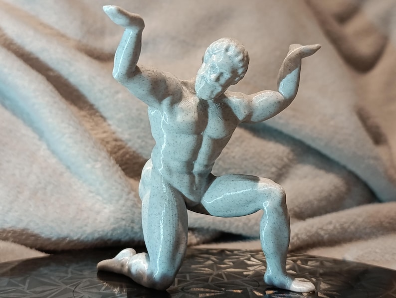 K&ouml;nnte beinhalten: Eine wei&szlig;e, 3D-gedruckte Statue eines knienden Mannes mit erhobenen Armen &uuml;ber dem Kopf.