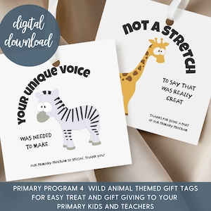 Puede incluir: Dos etiquetas de regalo blancas con ilustraciones de animales. Una etiqueta presenta una cebra con el texto "Tu voz única era necesaria para hacer". La otra tiene una jirafa y el texto "No es exagerado decir que fue realmente genial."