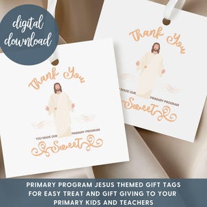 Può includere: Due etichette regalo bianche con la scritta "Grazie" e un'illustrazione di Gesù. Le etichette includono anche il testo "Hai reso dolce il nostro programma primario". Un cerchio blu dice "download digitale".