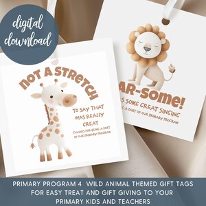 Op de afbeelding: Set van drie keramische mokken met een gespikkelde, crèmekleurige glazuur. Elke mok heeft een handgeschilderd bloemmotief in blauw, groen en geel. De mokken hebben een eenvoudige, afgeronde vorm en een handvat.