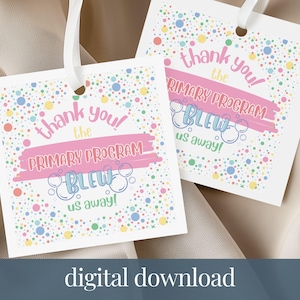 Pode incluir: Duas etiquetas de presente quadradas com fita branca. As etiquetas têm um padrão de confetes coloridos e o texto "thank you! the PRIMARY PROGRAM BLEW us away!" em rosa e azul. As palavras "digital download" estão na parte inferior.