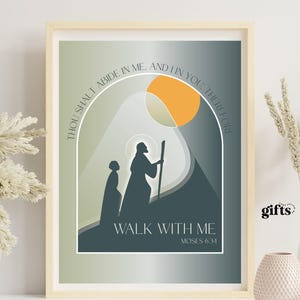 Może przedstawiać: Oprawiony wydruk artystyczny z minimalistyczną ilustracją dwóch postaci idących, jedna z laską i aureolą. Grafika zawiera tekst "Thou shalt abide in me, and in you therefore. Walk with me. Moses 6:34." Paleta kolorów obejmuje odcienie zieleni, szarości i pomarańczy.