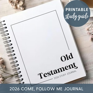 Peut inclure: Un journal blanc à spirales avec le texte "Ancien Testament 2026 Study Journal" et "2026 Come, Follow Me Journal". Un cercle bleu avec "Guide d'étude imprimable" est en haut à droite. Le journal est sur une surface en bois clair avec des accents floraux.