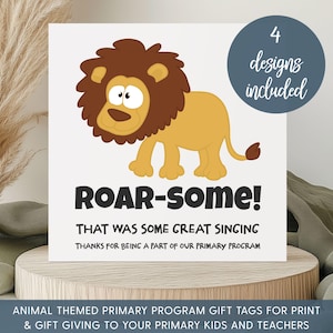 Op de afbeelding: Vierkante kaart met een cartoon leeuwenillustratie. De leeuw is geel met een bruine manen. Tekst op de kaart luidt "ROAR-SOME!" en "THAT WAS SOME GREAT SINGING". De kaart is voor cadeaulabels voor het basisschoolprogramma.