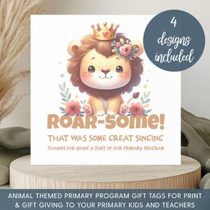 Könnte beinhalten: Quadratische Geschenkanhänger mit einer Illustration eines niedlichen Löwen mit Krone und Blumen. Der Text "ROAR-some!" und "That was some great singing" sind zu sehen. Geeignet für Geschenke für Grundschulprogramme.