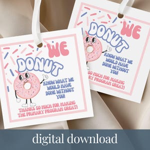 Könnte beinhalten: Zwei weiße Geschenkanhänger mit rosa und blauem Text und einer Cartoon-Donut-Illustration. Auf den Anhängern steht "We Donut Know What We Would Have Done Without You!" und "Thanks So Much For Making The Primary Program Great!"